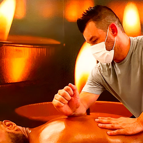 Profissional Wagner aplicando massagem no cliente.